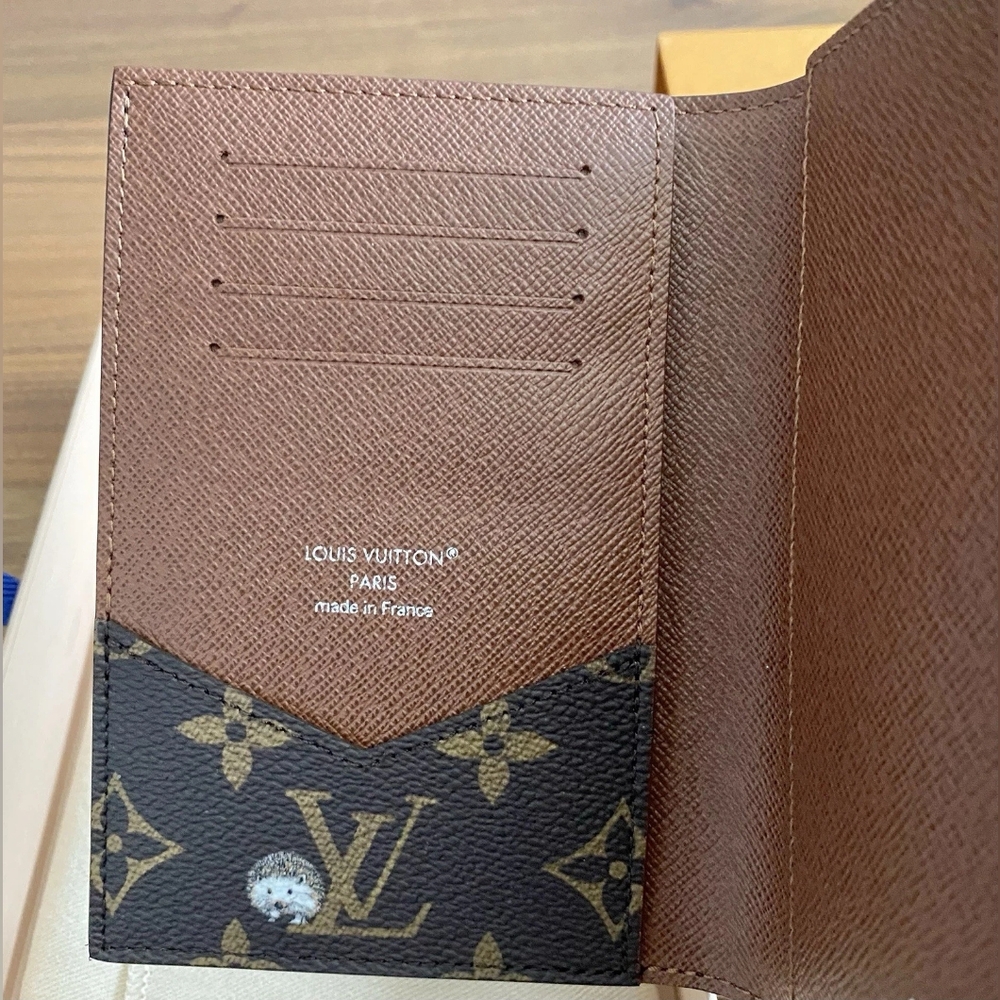 Louis Vuitton Passport Cover - Picture 6 of 8